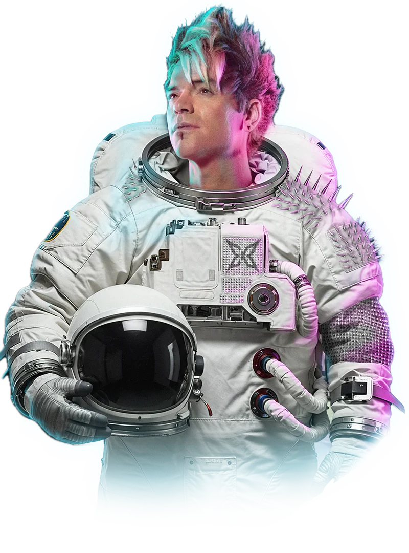 Chris Ehrlich. Er trägt einen Astronautenanzug. Den Helm hat er unter den Arm geklemmt.